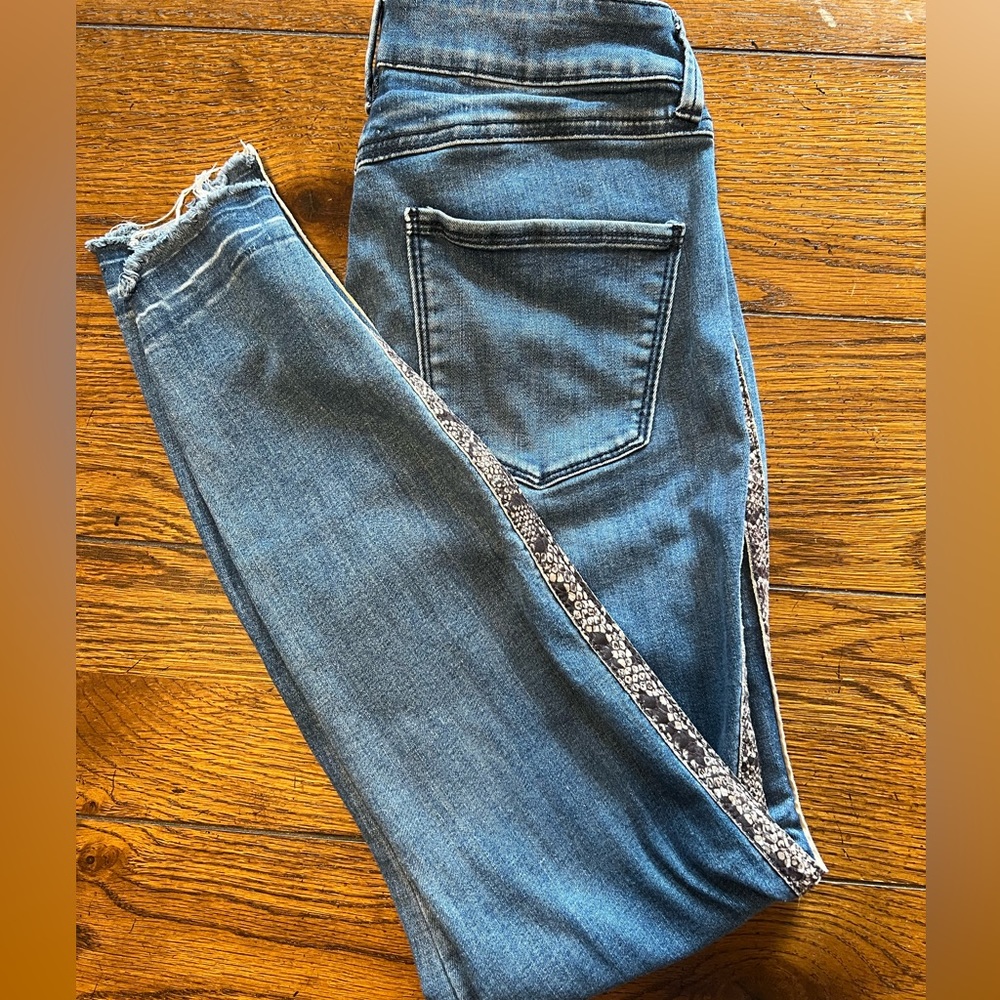 REWASH brand women’s jeans 7R/28 denim with snake skin stripe down side.‎
